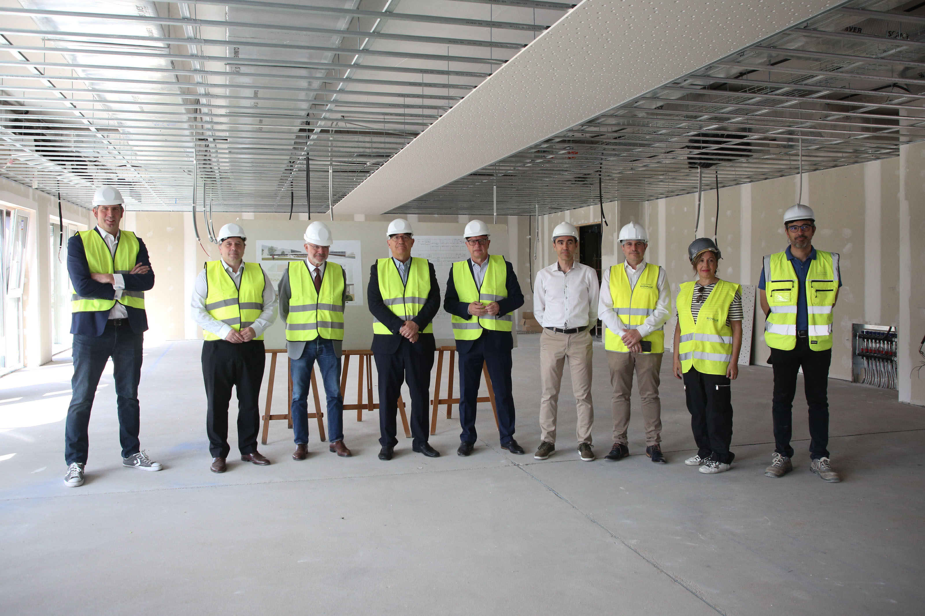 El consejero Gimeno y el alcalde Maya visitan las obras de construcción del nuevo colegio público del Soto de Lezkairu